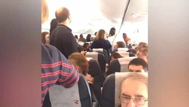 Antalya uçağında korku dolu anlar! Pilot acil iniş yapmak zorunda kaldı! - Resim: 1