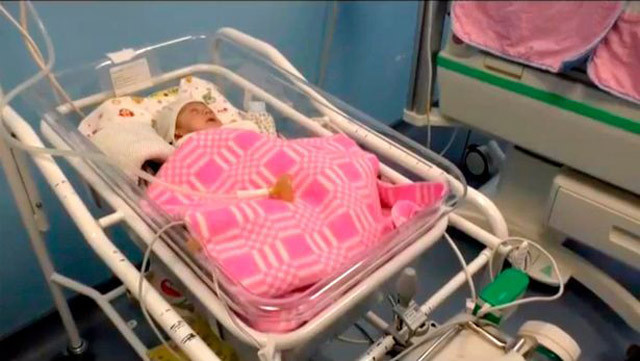 Kuvözdeki bebeğe emzik işkencesi! - Resim: 2