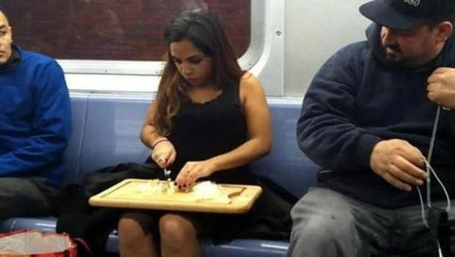 Metroda sıradışı görüntüler  - Resim: 1