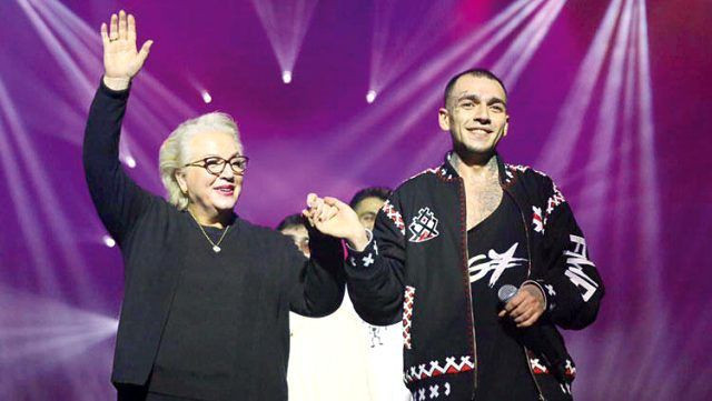 Ezhel müjdeyi annesiyle beraber duyurup asker selamı çaktı tezahüratlar yıktı - Resim: 2