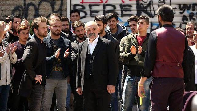 Müzisyen Cem Adrian Çukur dizisine konuk oyuncu olarak dahil oldu! - Resim: 2