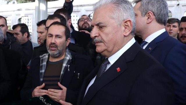 Binali Yıldırım’ın kayınvalidesi toprağa verildi cenazede maskeli önlem - Resim: 1