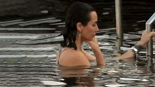 Birce Akalay mayolu yakalandı havlu gelmeden denizden çıkamadı işte o anlar - Resim: 2