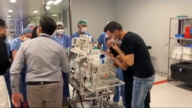 Sinan Özen'in 8 aylık bebeği 7. kez ameliyata girdi Burcu Kartal gözyaşlarına boğuldu - Resim: 1