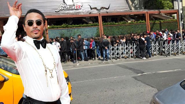 Sosyete kasabı Nusret Gökçe mekanların önünde beklemeleri için para dağıtıyor - Resim: 2