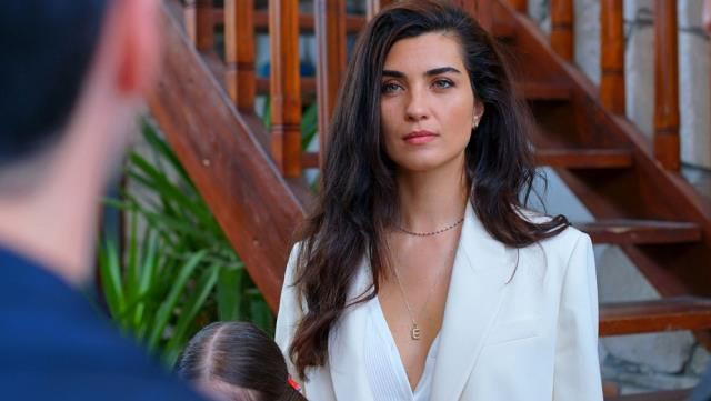 Tuba Büyüküstün Bodrum'da sahile indi fotoğraf için şekilden şekle girdi - Resim: 1