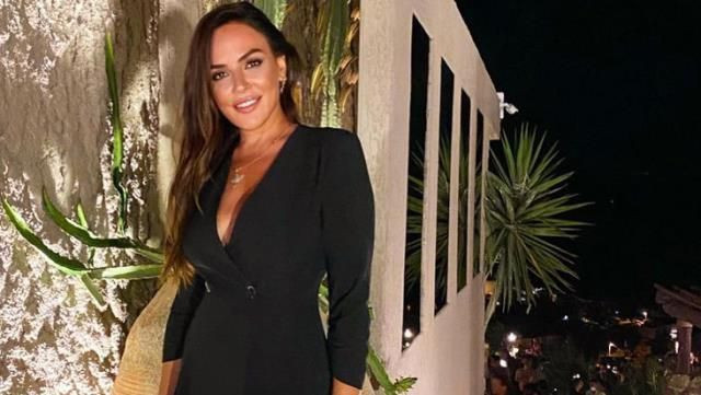 Buket Aydın defileye katıldı cesur dekoltesiyle dikkat çekti - Resim: 1