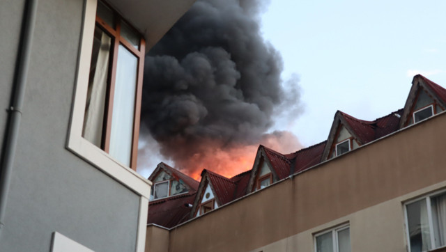 Şişli'de binanın çatı katındaki yangın paniğe neden oldu! - Resim: 1