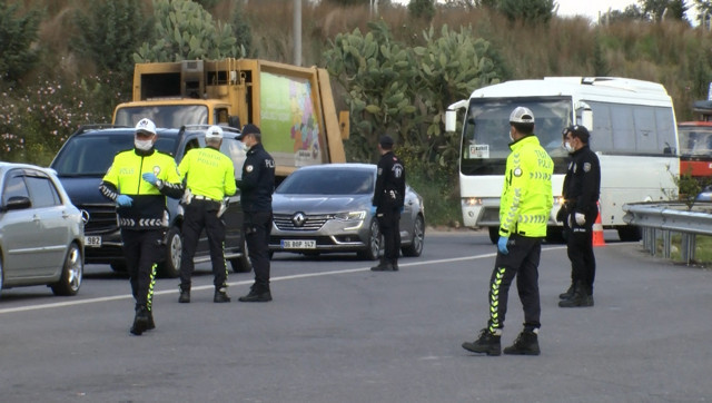 Adana'da Corona virüs denetimi sürdü uzun araç kuyrukları oluştu - Resim: 2