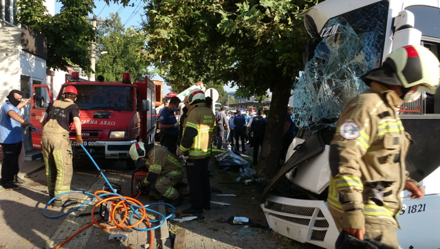 Bursa'da işçi servisi elektrik direğine girdi! Ölüler ve yaralılar var - Resim: 0
