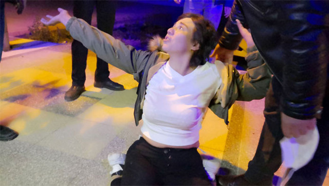 Aksaray'da genç kadın polislere yalvardı yakardı kimse onu sakinleştiremedi - Resim: 1