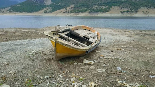 Samsun'da Altınkaya Barajı'nda sular çekildi, kayıklar karada kaldı - Resim: 0