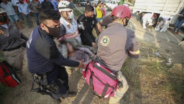 Meksika'da katliam gibi kaza! Kaçak göçmen taşıyan tır takla attı en az 53 kişi ölü - Resim: 1