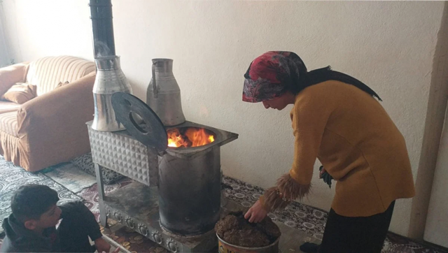 Tezekle ısıtılan sobalı köy evine bin 722 lira elektrik faturası geldi! - Resim: 0