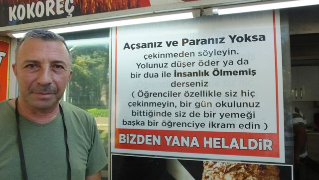 Balıkesir'de işyerinin camına astı görenler duygulandı 4 yıl önce başlattı - Resim: 0