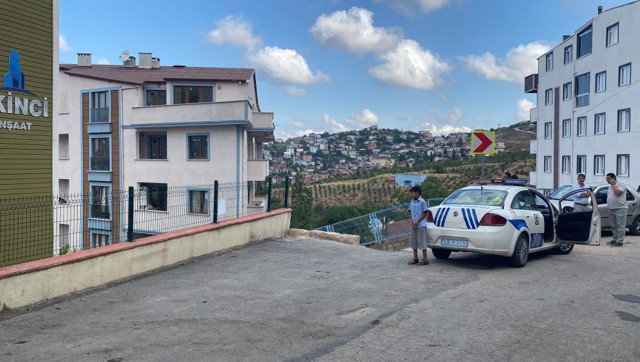 Kocaeli'de bir anlık paniğin sonucu: Otomobiliyle merdivenlerden uçtu - Resim: 1