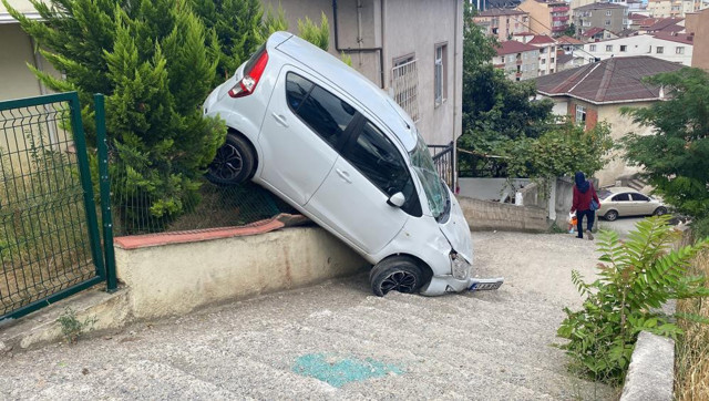 Kocaeli'de bir anlık paniğin sonucu: Otomobiliyle merdivenlerden uçtu - Resim: 0