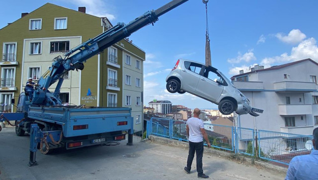 Kocaeli'de bir anlık paniğin sonucu: Otomobiliyle merdivenlerden uçtu - Resim: 2