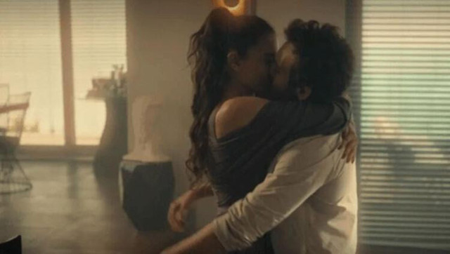 Yeni evli Demet Özdemir cesur sahnesiyle damga vurdu! "Kocan bir şey demiyor mu?" - Resim: 0