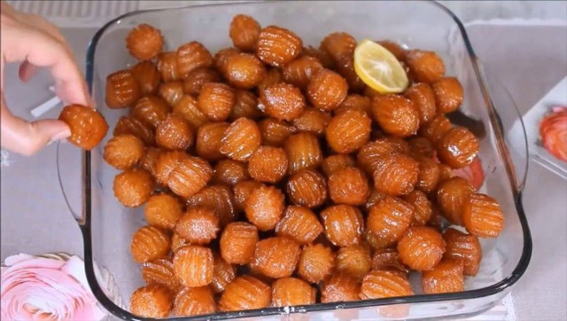 Şerbetli tatlıların vazgeçilmezi tulumba tatlısının bu tarifi parmaklarınızı yedirtecek! - Resim: 0