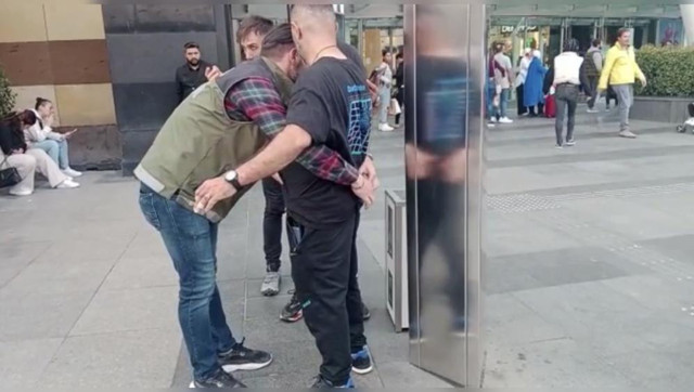 İstanbul'da AVM'lerde eş zamanlı 'yabancı şahıs' denetimi: Üstünden silah çıktı - Resim: 2