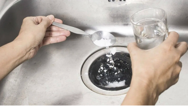 Lavabonuz suyu yavaş çekiyor ve çok pis kokuyorsa bir de bunu deneyin! - Resim: 0