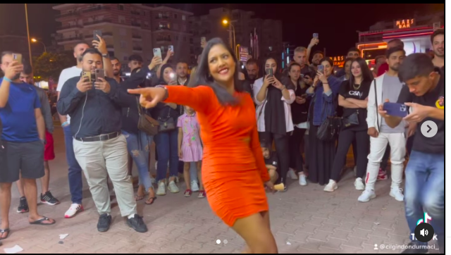 Çılgın Dondurmacı kantarın topuzunu kaçırdı! Genç kızı arka tarafa götürüp... - Resim: 0