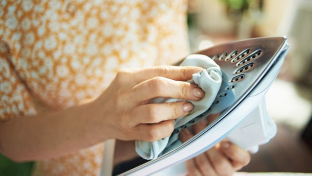 Ütü yapmak işkenceye dönüşmesin ütünün altındaki lekeler nasıl gider? - Resim: 0