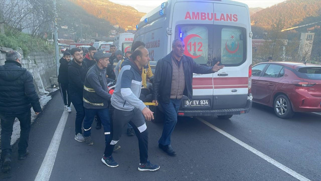 Zonguldak'ta öğrenci servisi devrildi! Ölü ve çok sayıda yaralı var - Resim: 1