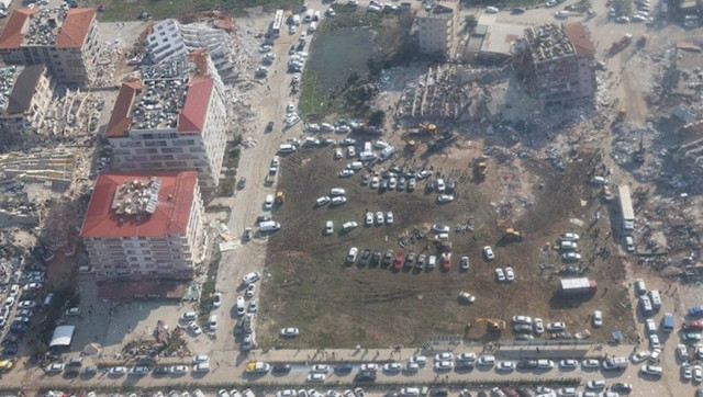 Deprem bütün mahalleyi enkaza çevirdi! Geçen yıl yapılan bina da yerle bir oldu - Resim: 2