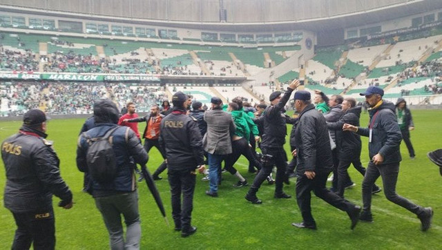 Bursaspor-Amedspor maçında 'Beyaz Toros' ve Yeşil' pankartları açıldı! Saha savaş yeri gibi - Resim: 1