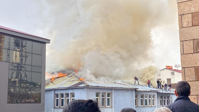 Karlıova’da pasaj yangını, dumanlar gökyüzünü kapladı - Resim: 0