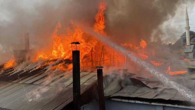 Karlıova’da pasaj yangını, dumanlar gökyüzünü kapladı - Resim: 2