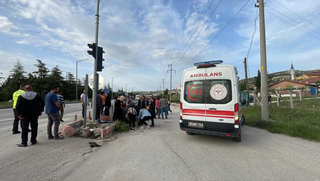 Burdur’da feci motosiklet kazası! Metrelerce havalanan sürücü 6 metre uzağa fırladı, otomobil bu hale geldi! - Resim: 1