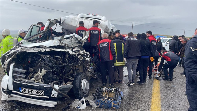 Sivas'ta feci kaza! Servis aracı ile tır çarpıştı: Ölü ve yaralılar var - Resim: 1