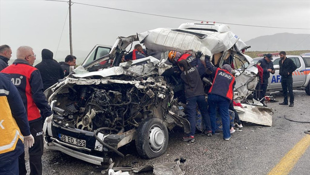Sivas'ta feci kaza! Servis aracı ile tır çarpıştı: Ölü ve yaralılar var - Resim: 0