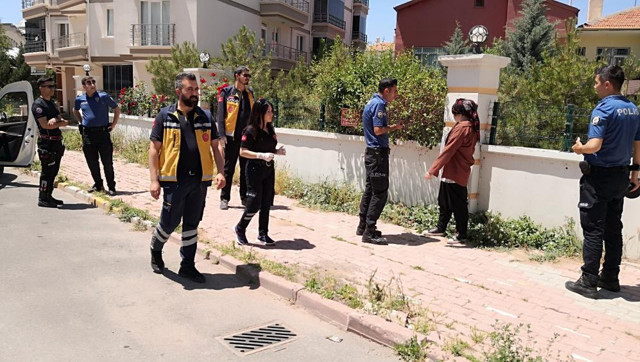 Aksaray'da intihar girişimi! Kendinden geçen kadın zor anlar yaşattı: Polise bıçakla, gazetecilere taşla saldırdı! - Resim: 1