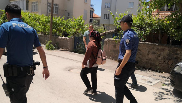 Aksaray'da intihar girişimi! Kendinden geçen kadın zor anlar yaşattı: Polise bıçakla, gazetecilere taşla saldırdı! - Resim: 4
