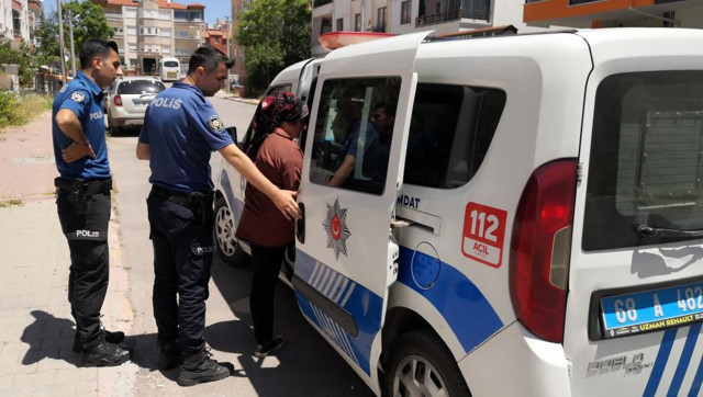 Aksaray'da intihar girişimi! Kendinden geçen kadın zor anlar yaşattı: Polise bıçakla, gazetecilere taşla saldırdı! - Resim: 5