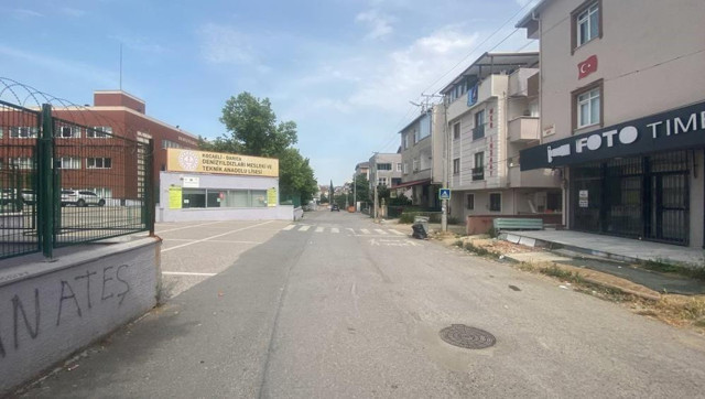 Karne günü okulda akılalmaz olay: Silahı belinden çıkardı, müdürü görünce olanlar oldu! - Resim: 0