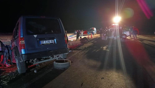 Gaziantep'te hafif ticari araç ile otomobil kafa kafaya çarpıştı, 6 kişi öldü - Resim: 0