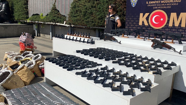İstanbul'da silah kaçakçılığı operasyonunda 10 şüpheli yakalandı! Ele geçirilenlere bakın... - Resim: 0
