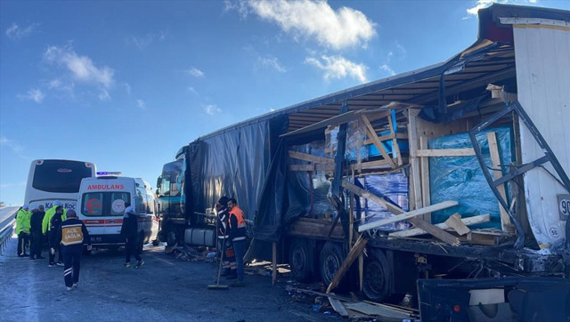 Sivas'ta yolcu otobüsü ile tır çarpıştı! Feci kazada ölü ve yaralılar var - Resim: 0