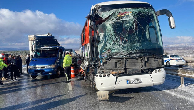 Sivas'ta yolcu otobüsü ile tır çarpıştı! Feci kazada ölü ve yaralılar var - Resim: 1