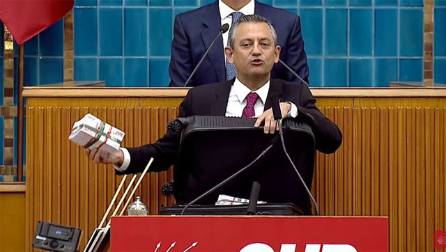 Özgür Özel'den Bahçeli'ye yanıt! Kürsüde valiz dolusu parayı çıkardı: Devlet Bey'e hediyem olsun - Resim: 1