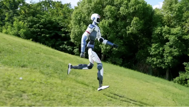 Çin işi ucuz robot! Takla da atıyor yumruk da üstelik komut alıp iş yapıyor - Resim: 0