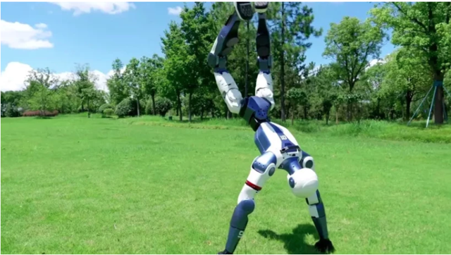 Çin işi ucuz robot! Takla da atıyor yumruk da üstelik komut alıp iş yapıyor - Resim: 2