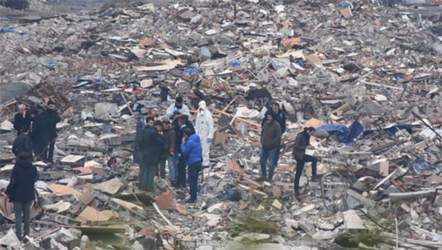 Şoke eden olay yıkılan sitenin içinden ceset çıktı! - Resim: 3