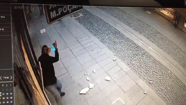 Omuzuna değil de kafasına düşseydi! Anne ve oğlu koşarak kurtuldu - Resim: 0