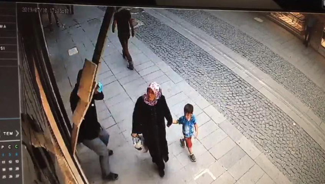 Omuzuna değil de kafasına düşseydi! Anne ve oğlu koşarak kurtuldu - Resim: 1